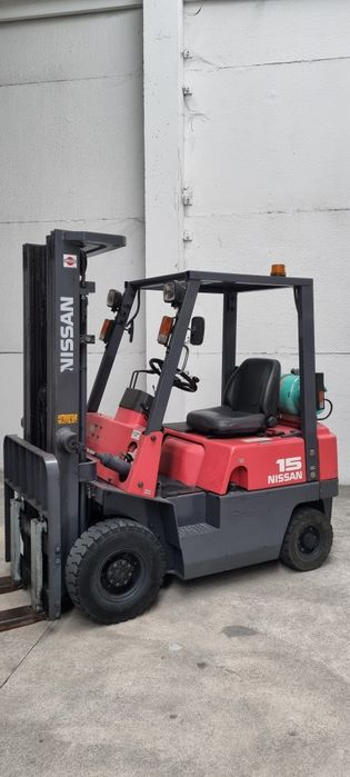 Empilhador Nissan  a gás 1500kg
