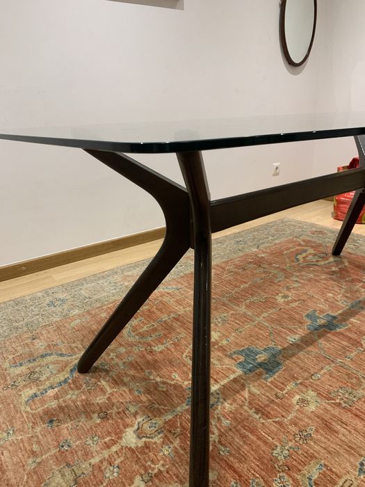 Mesa comtampo de vidro e pes em madeira