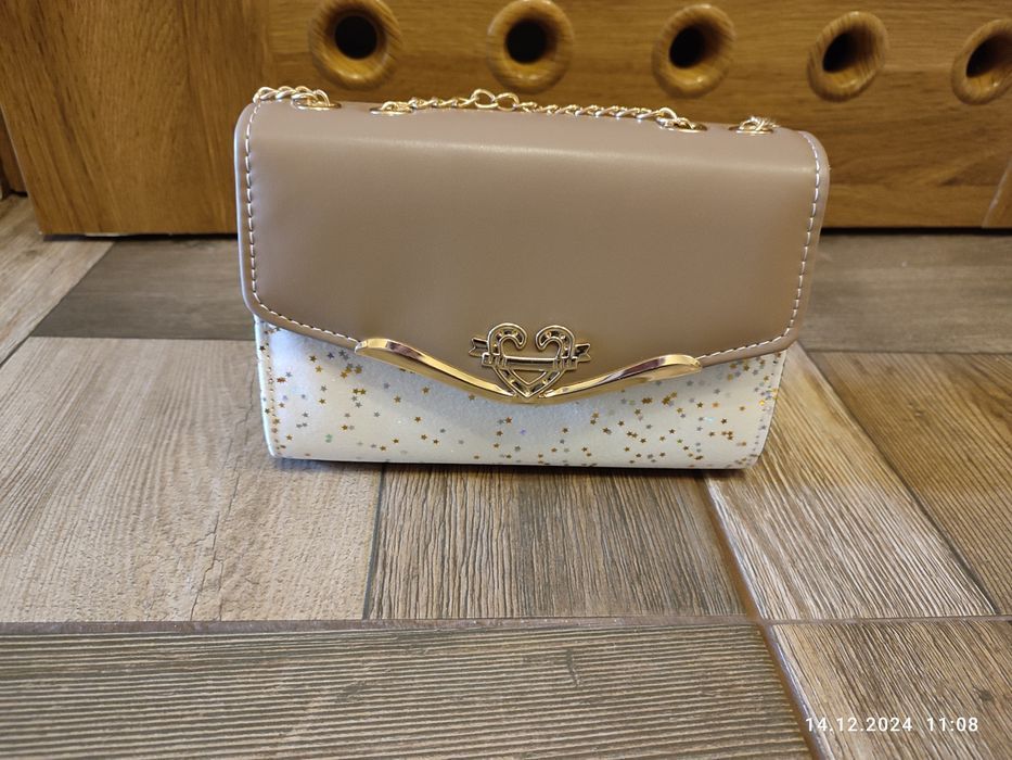 Nowa beżowa torebka damska na złotym łańcuszku