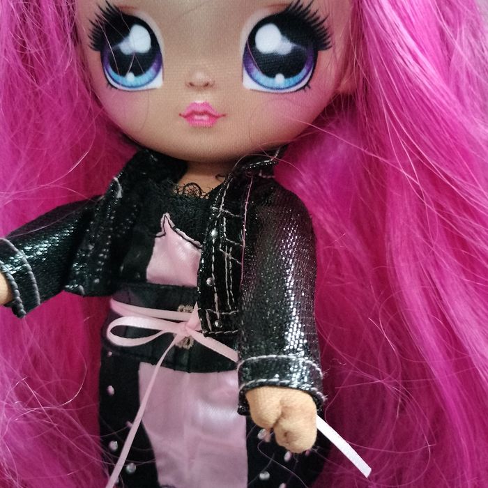 NaNaNa Ultimate Surprise, materiałowa lalka