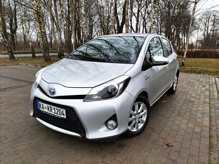 Toyota Yaris 1.5 VVT-i + hybryda # klima # alu # led # serwis # opłaty!!!
