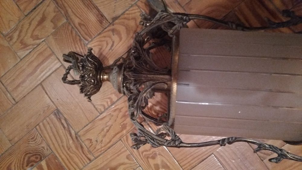 Candeeiro de teto antigo em latão trabalhado e vidro