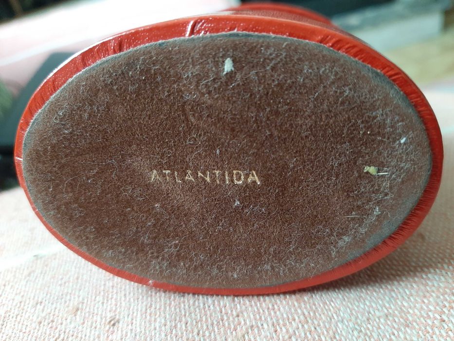 Três Porta canetas antigos em couro,  pele. e plástico duro.novos..