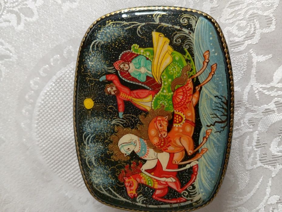 Брошь и шкатулки Палех.