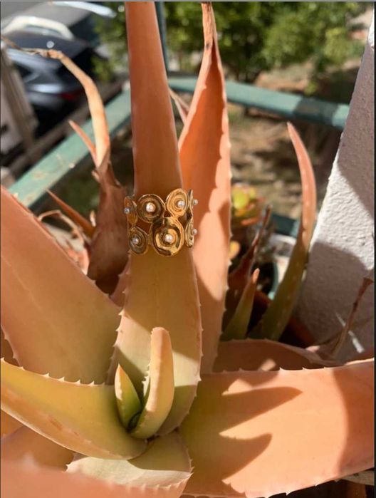 Anel dourado com pérolas, ajustável