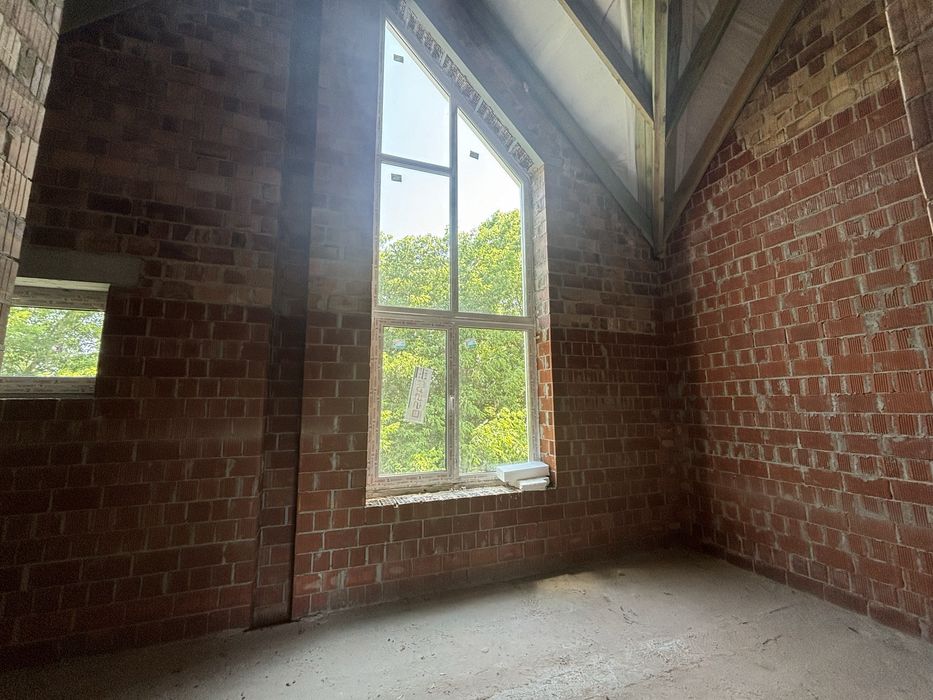 Просторий і стильний будинок у сучасному котеджному містечку