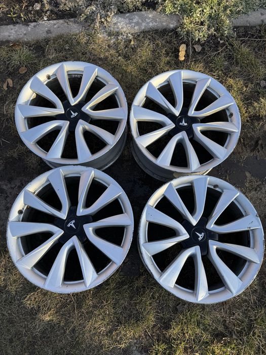 Диски R19, на теслу м3, tesla m3