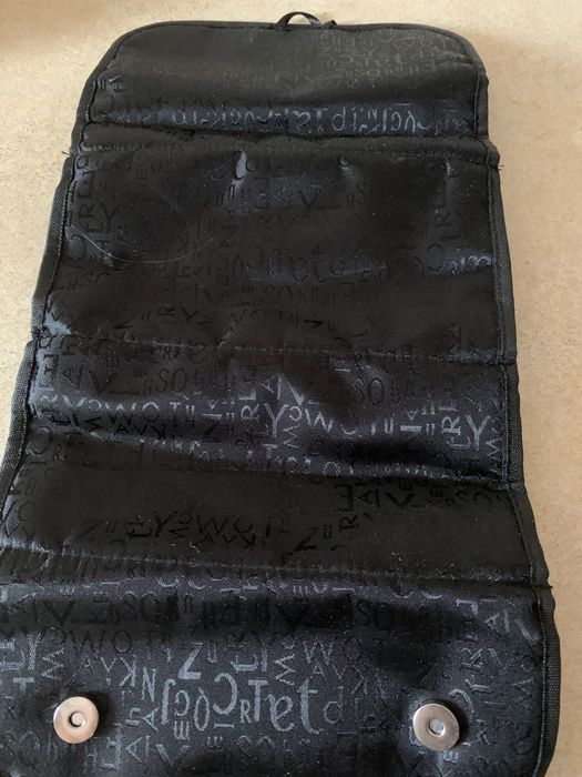 Rozkładana wisząca czarna kosmetyczka