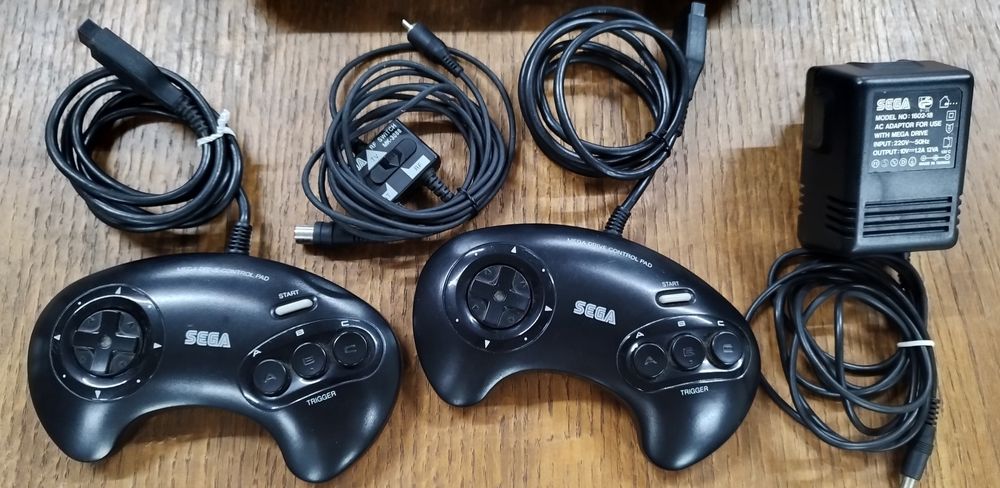 Consola Sega Mega Drive + 2 Comandos + 11 Jogos com Caixa
