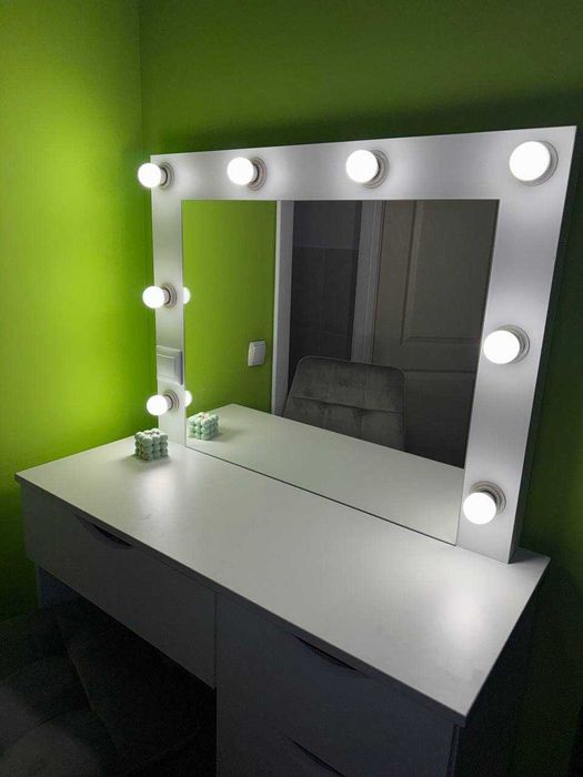 Туалетний столик з підсвіткою косметичний стіл дзеркало для макіяжу