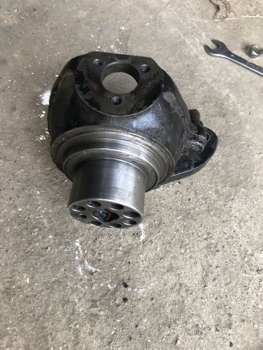 Zwrotnica 18864  piasta 18522 case 5120 carraro