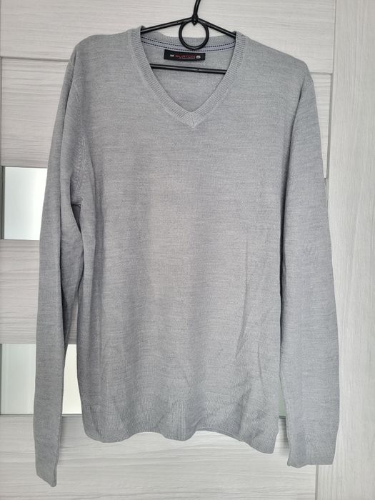 Sweter w serek M