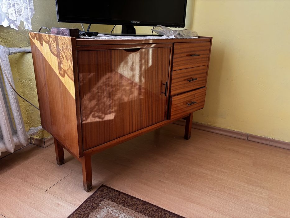 Stare meble drewniane na wysoki polysk