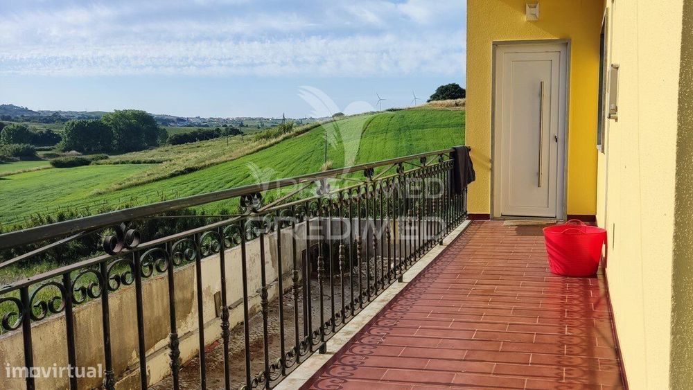 FREIRIA. TORRES VEDRAS – Moradia T3+2 remodelada com vista desafogada