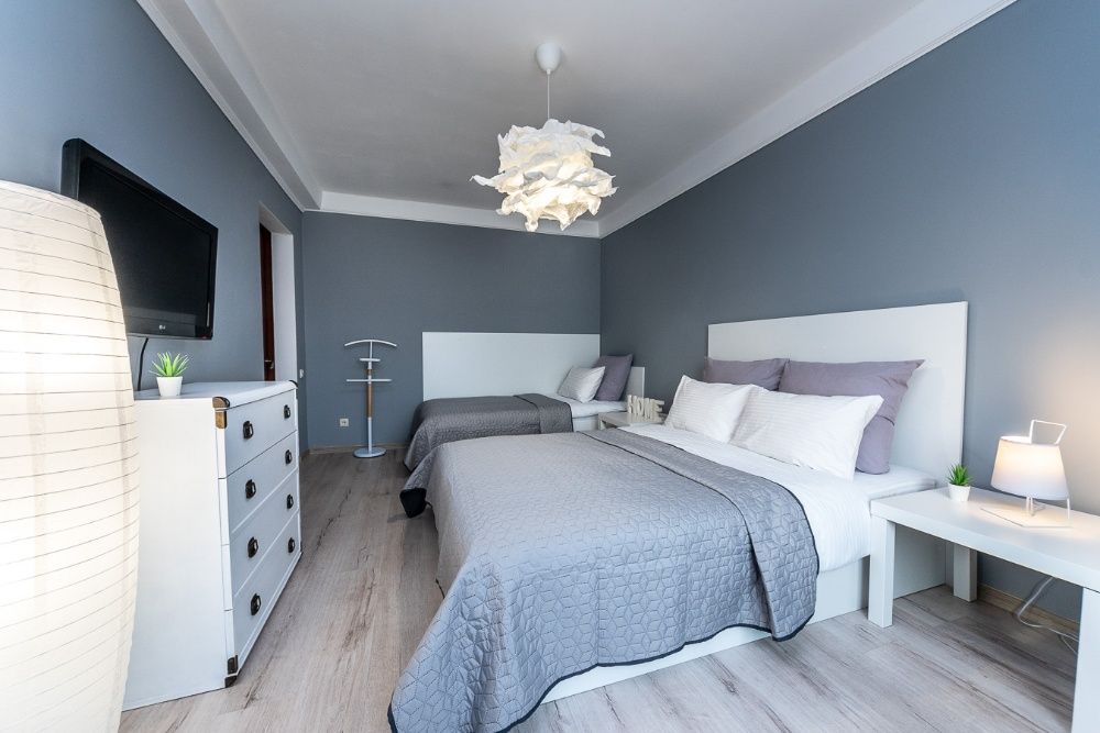 Метро "Вокзальная" пешком 15 мин. Соломенская площадь ул.Кавказская13,