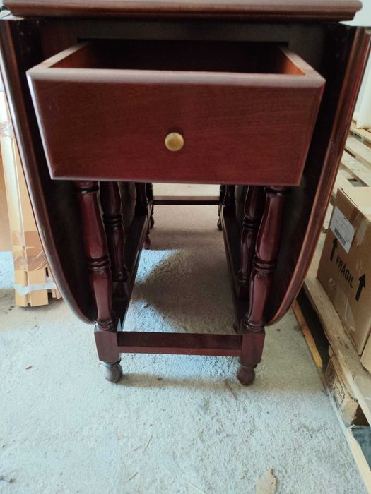 Mesa de jantar extensível em cerejeira