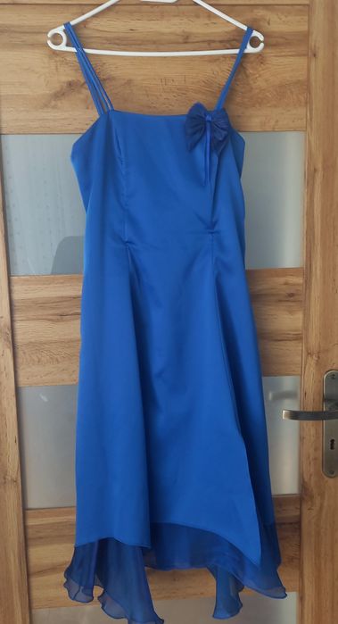 Niebieska satynowa sukienka balowa