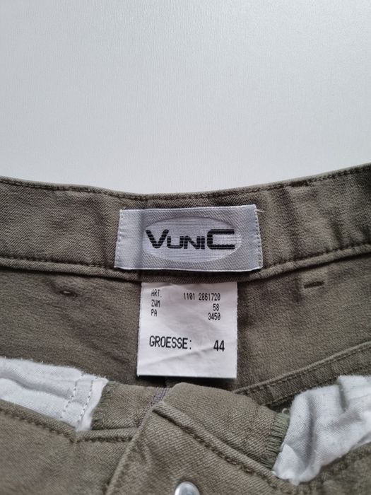 Oliwkowe spodnie jeansowe