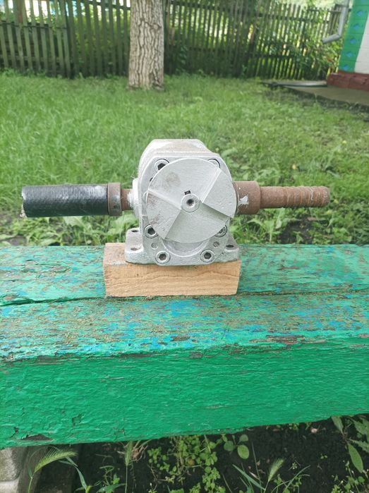 Насос шестерний, для перекачки масляних рідин