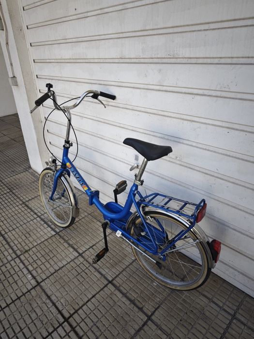 Bicicleta antiga citadina e dobrável