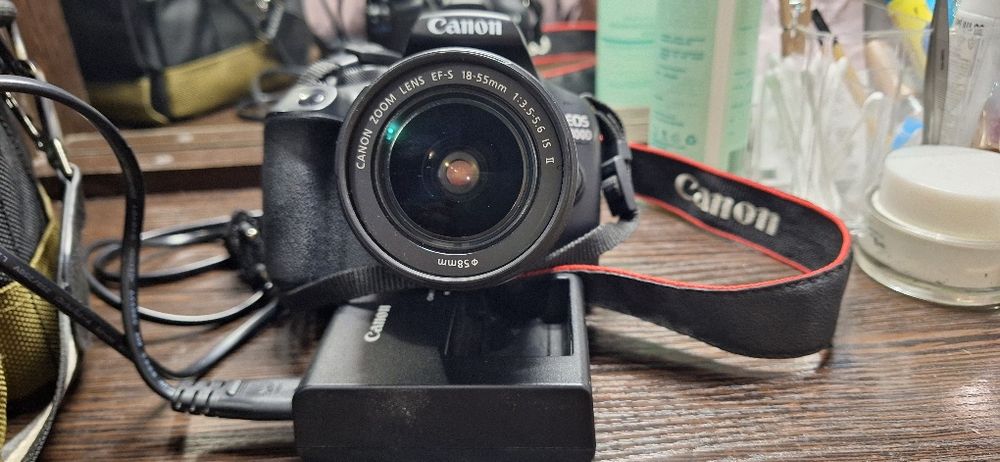 Продам фотоапарат Canon EOS 1300D