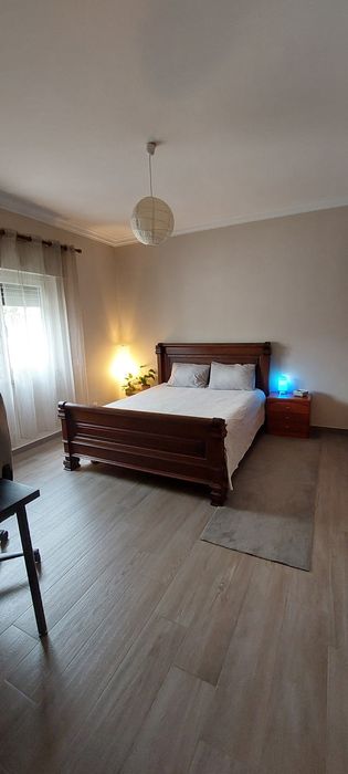 Cama de casal em ótimo estado