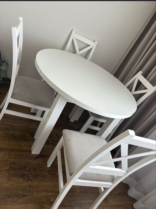 Stół okrągły z krzesłami