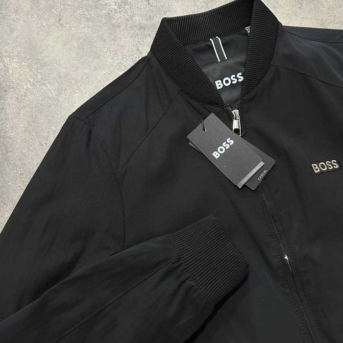 Чоловіча вітровка в БОМБЕРІ Hugo Boss