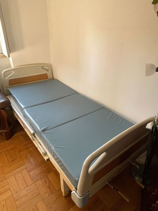Cama articulada manual, com colchão