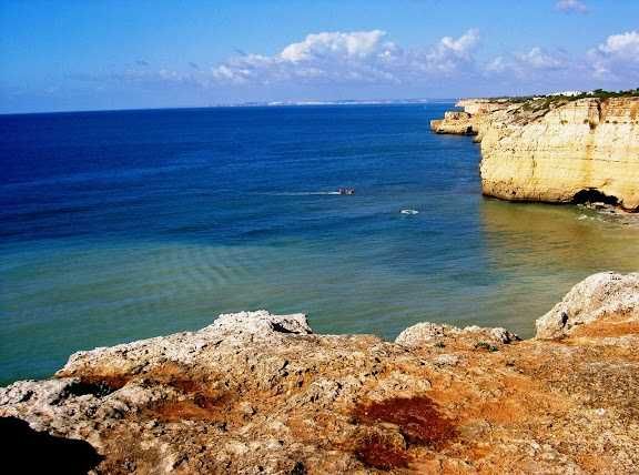 Apartamento T1, longa duração, completamente mobilado e equipado, vista oceano, a 3 min. da praia, em Vale Centianes, Carvoeiro.