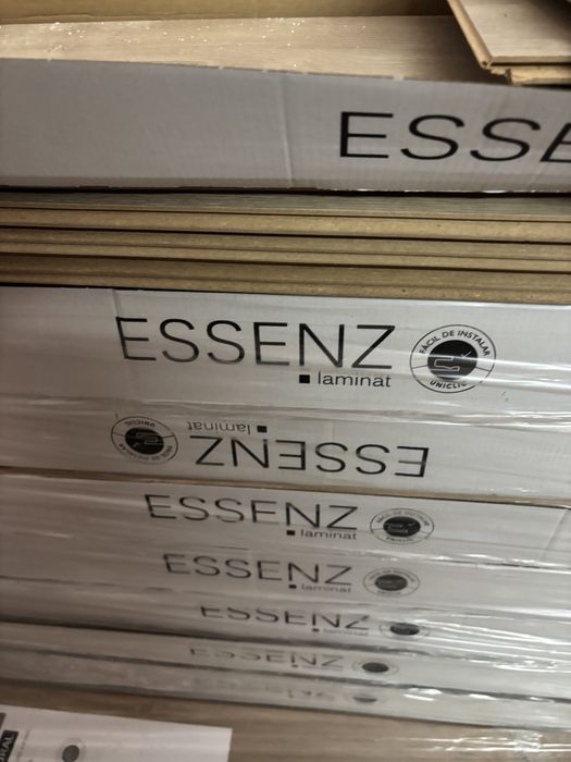 Chão flutuante Essenz Commerce Natural de alta resistência (AC5)