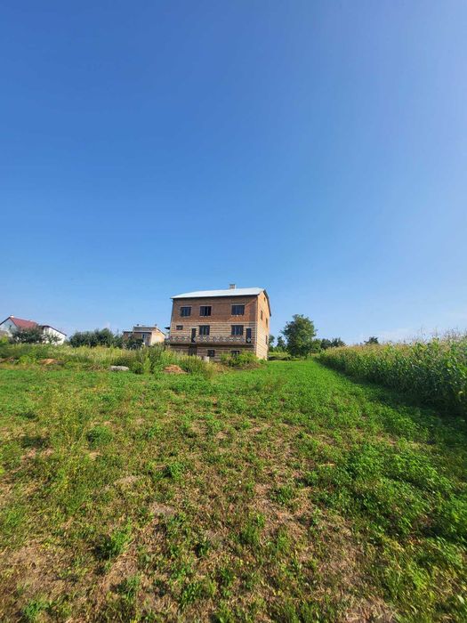 великий будинок з великою ділянкою(28сот) в с.Новий Милятин