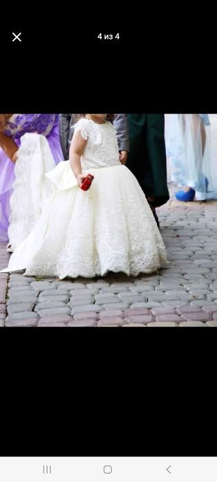 Дитяча сукня зі шлейфом