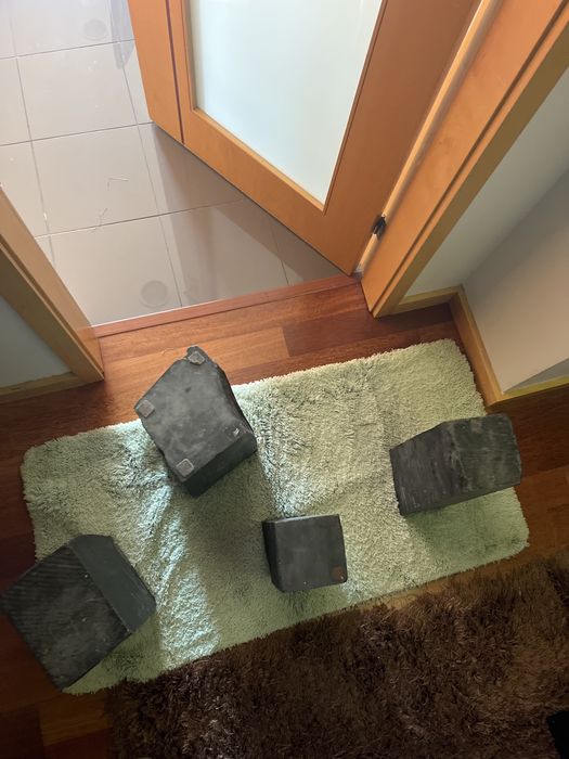 Mesa com 4 pedra em ardosia e 2 vidiros