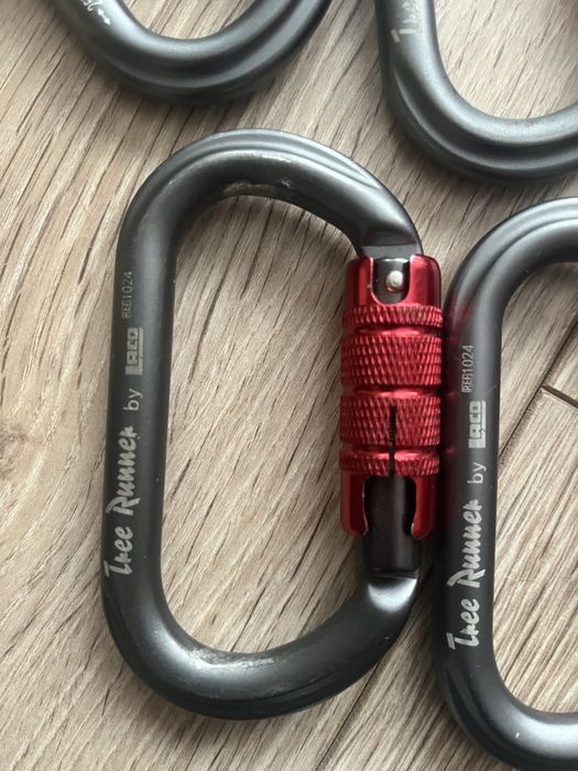Karabinki alu triactlock i stalowe zakrecane tree runner i camp