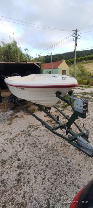 Barco sem motor com atrelado