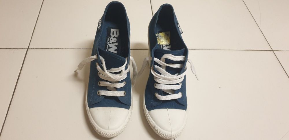 ténis com salto alto