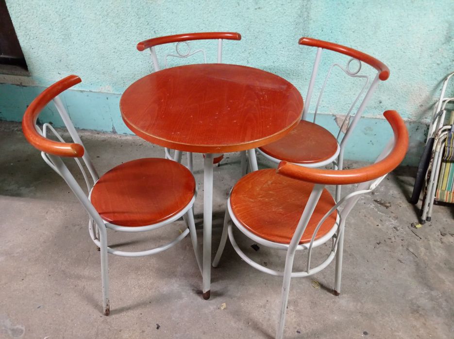 Mesas redondas e cadeiras