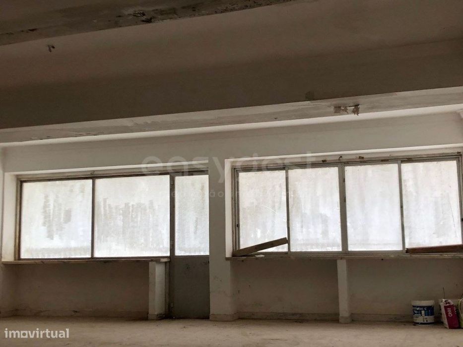 Loja com 210m² em cave com acesso direto à rua