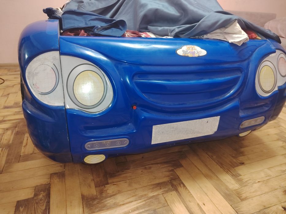 Детская кровать машина