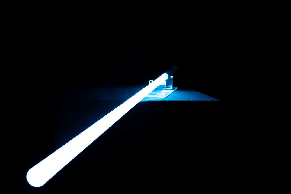 Lightsaber Obsidian V4 com Lâmina de 36” e Stand — Como Novo