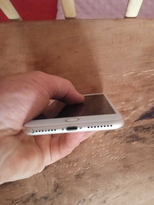 Продам айфон 7+ в ідеальному стані