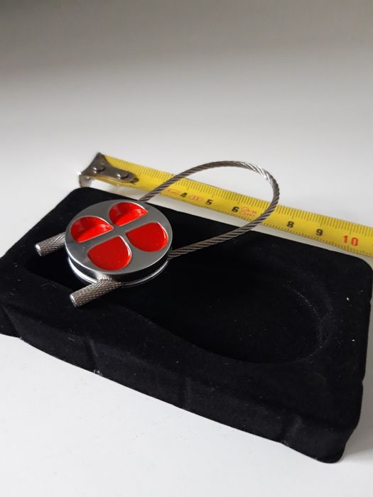 Брелок для ключей с тросиком