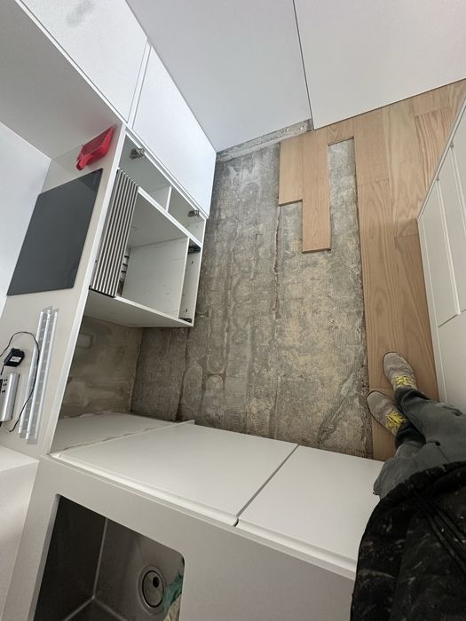 Montaje de paviento rodapie autoanivelante