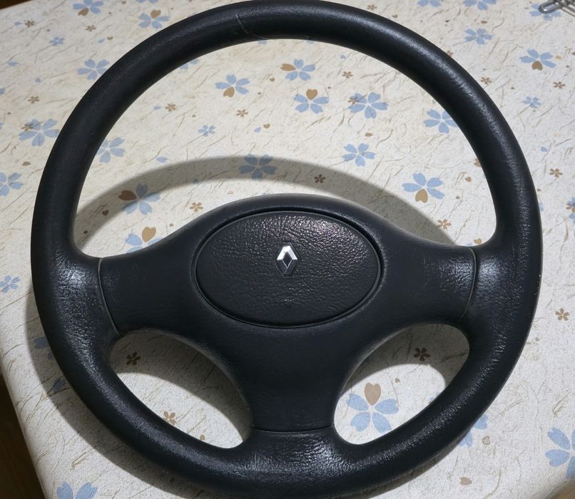 Volante Renault em bom estado de conservação.