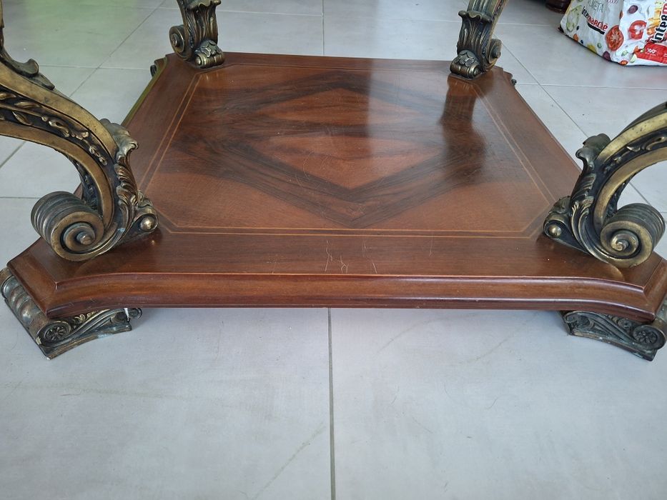 Mesa de centro clássica com tampo de cristal.