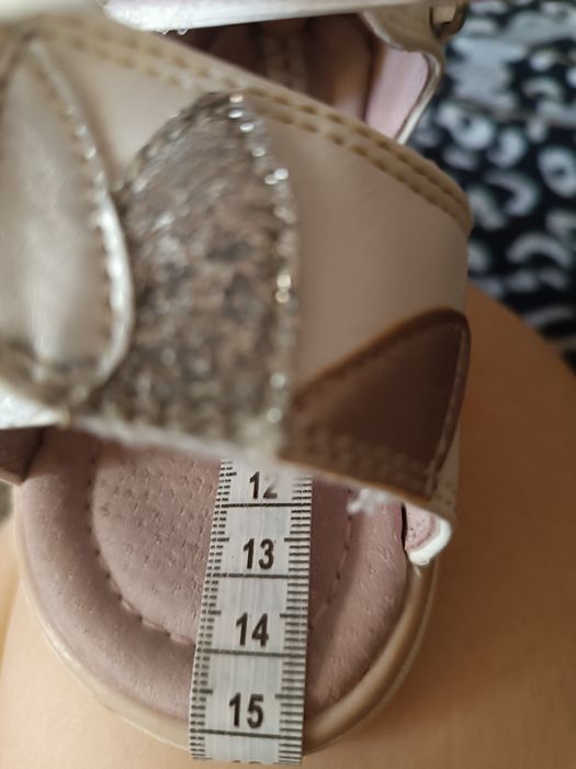 Продам босоножки на девочку