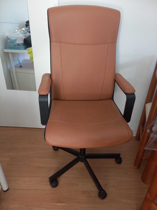 Vende se cadeira de escritório nova