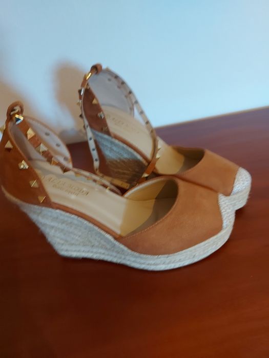 Sandalias de cunha camel tamanho 39