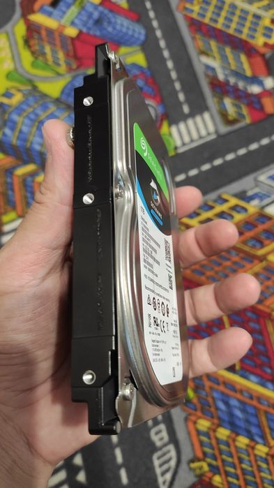 жесткий диск Seagate SkyHawk емкостью 1 ТБ, предназначенный специально для систем видеонаблюдения.